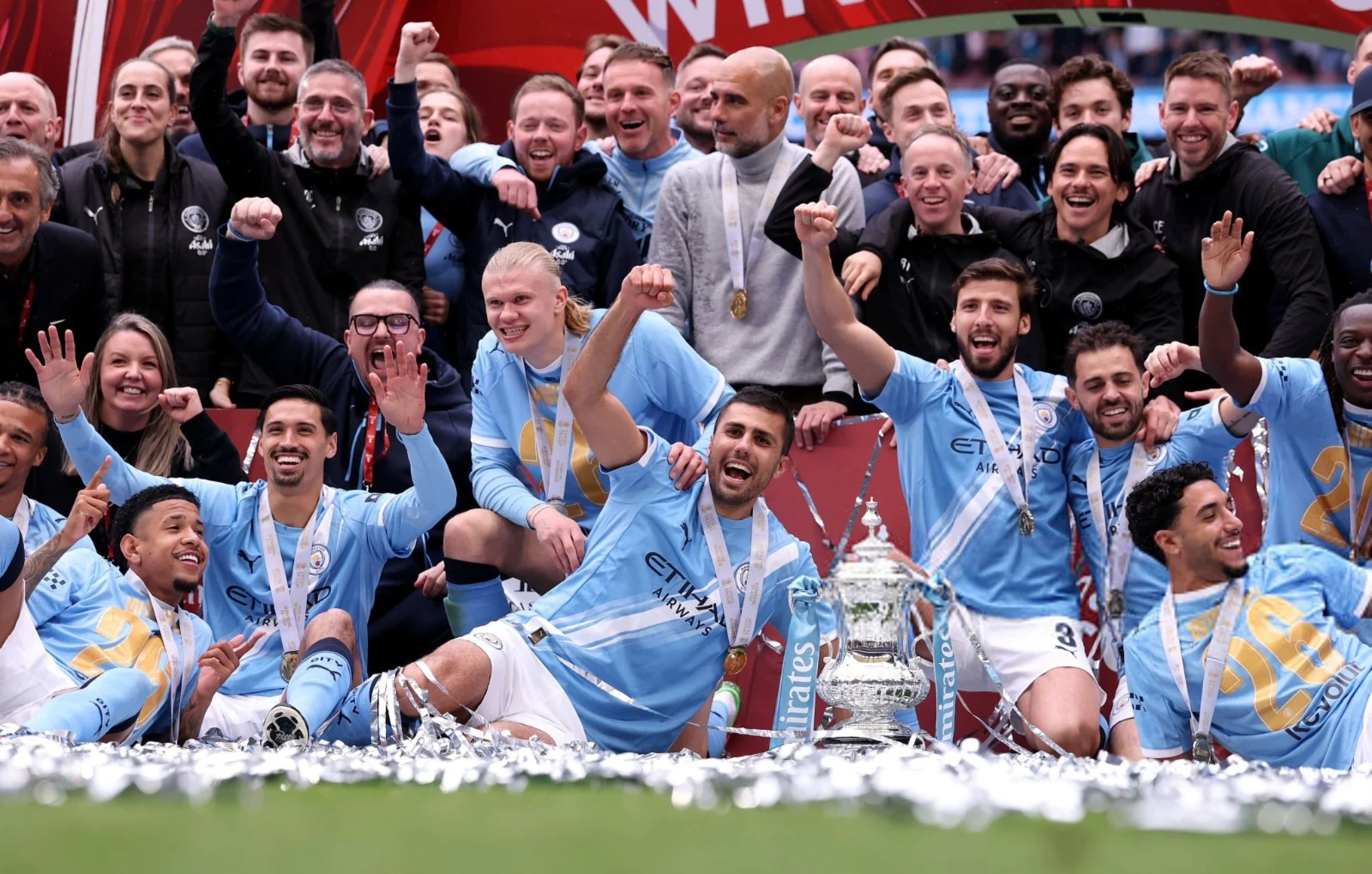 مانشستر سيتي يتوّج بكأس الاتحاد الإنجليزي وسط احتفالات تاريخية بعد الفوز على تشيلسي – صور وفيديو